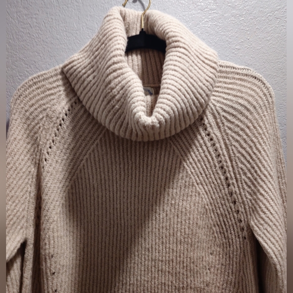 Cozy cowl neck oversized beige sweater - Picture 7 of 8